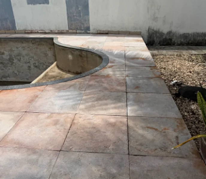 O mesmo piso de piscina depois da restauração, com a cor uniforme e sem manchas.
