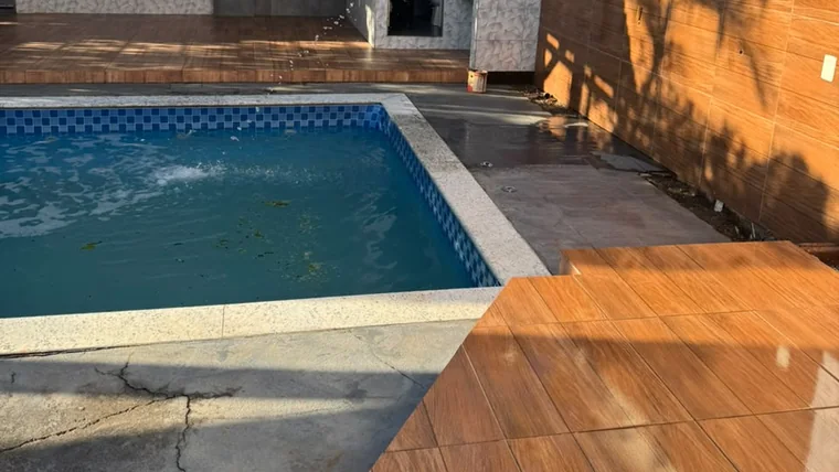 A mesma área entregue limpa: água azul, deck lavado e piso sem resíduo de obra.